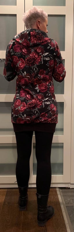 Hubbari tunikamittaisella helmalla upeasta burgundy roses joustocollegesta