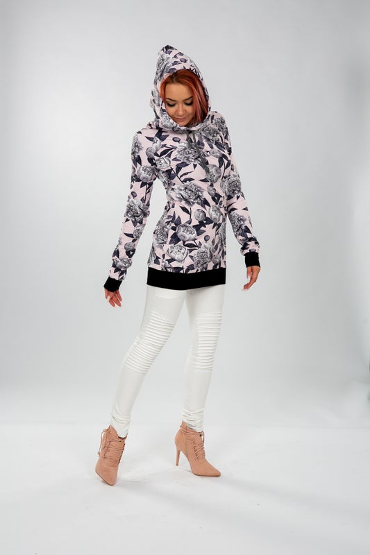 Hubbari tunikamitassa hupulla jossa korkea kaulus